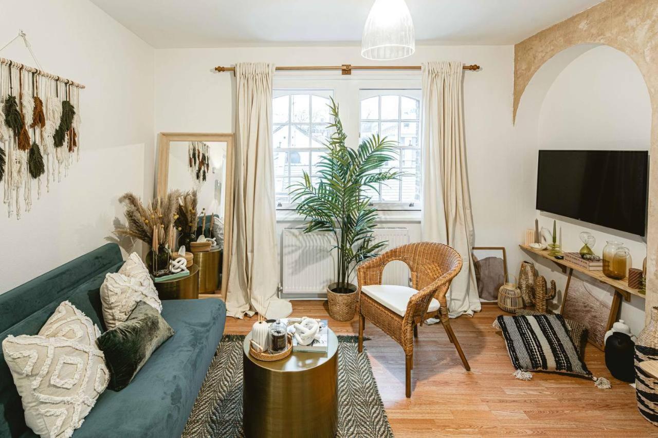 1 Bedroom, 5 Minutes Walk To Angel Station,